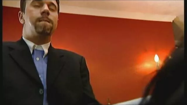 Dos perras después de un entrenamiento montaron una follada con jugadores de fútbol pornoenespañol en el vestuario