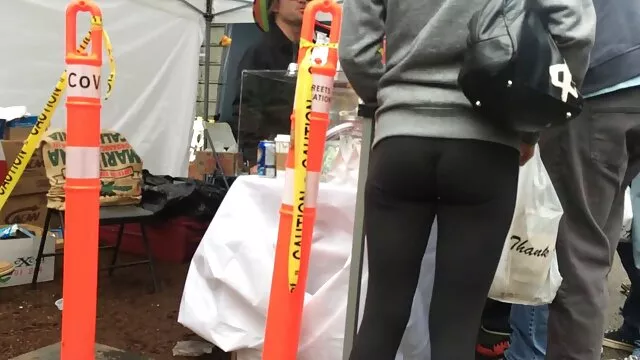 La rubia Sarah Vandella hambrienta chupa una xxx hentay en español enorme polla negra