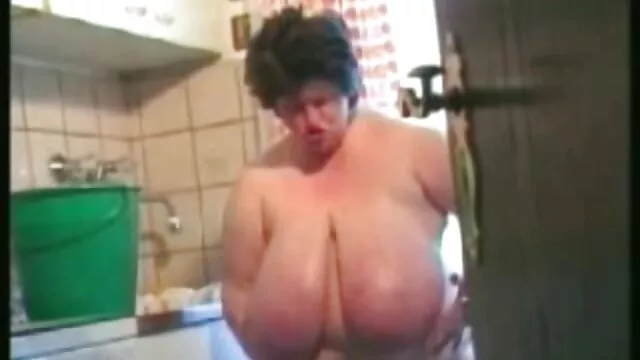 Una belleza atónita se dedicaba a hacer videos serviporno en español ejercicio cuando un joven vino a visitar a su marido. Resultó ser muy guapo, animado y realmente le gustó el atleta.